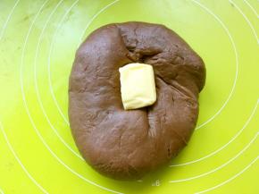 这时加入17克软化的黄油，继续推揉均匀