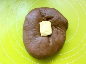 这时加入17克软化的黄油，继续推揉均匀