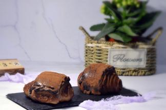 满口的巧克力浓香，一层一层的酥皮很好吃，就是吃的时候满手沾满了巧克力看着脏脏的