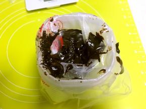 装入裱花袋，用剪刀剪个小口