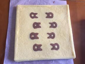 撕掉油纸，再垫一张新油纸在上面，再翻面