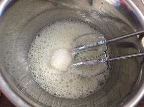 蛋白加入柠檬汁，低速打发至粗泡状态，加入三分之一白砂糖