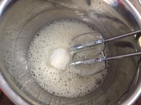 蛋白加入柠檬汁，低速打发至粗泡状态，加入三分之一白砂糖
