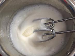 中速打发至粗泡状态，加入三分之一白砂糖