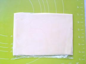 保鲜袋对折，之后用擀面杖将黄油擀成同等厚度，入冰箱冷冻