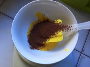 分一点蛋黄糊出来，筛入可可粉，搅拌均匀待用