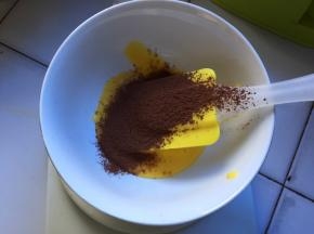 分一点蛋黄糊出来，筛入可可粉，搅拌均匀待用