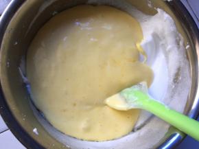 再倒回蛋白盆中搅拌均匀