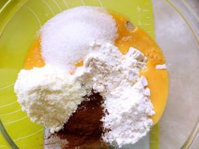 黄油室温软化，容器内加入高筋面粉、低筋面粉、酵母、砂糖、可可粉、奶粉跟全蛋液