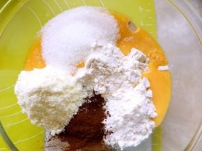 黄油室温软化，容器内加入高筋面粉、低筋面粉、酵母、砂糖、可可粉、奶粉跟全蛋液