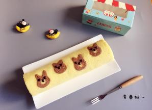 切掉两头，如果要让两排的小熊都在表面，就需要卷之前切掉两边，将巧克力泡软，挤上做鼻子眼睛