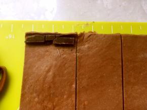 喜欢吃巧克力的可以裹上一点巧克力，当夹心，也可以裹自己喜欢的馅，奶酪馅也很好吃