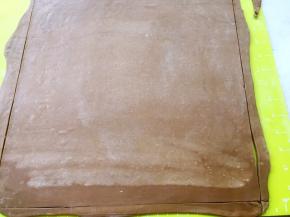 用尺子画出正方形，裁掉多余的边缘