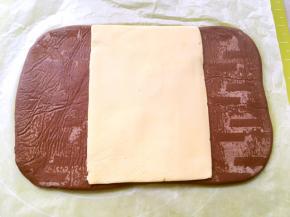 取出冷冻的黄油，用剪刀裁开，放在可可面片中间