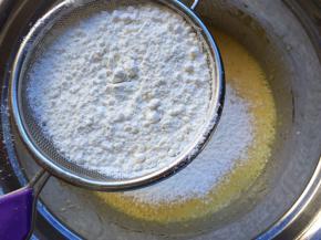 筛入低粉拌匀，不能画圈搅拌，避免起筋，Z子形搅拌