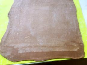 取出冷藏后的面片，撒点干粉，擀成0.2厘米厚的正方形