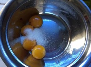 蛋黄加入白砂糖搅拌均匀