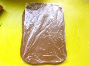 将面团擀成长方形，大小比中号保鲜袋大一点就可以