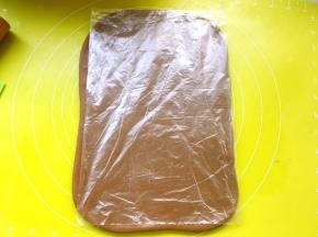 将面团擀成长方形，大小比中号保鲜袋大一点就可以