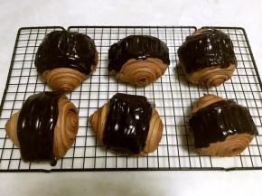 将不烫手的甘纳许，均匀的挤在凉至手温的面包表面