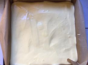 将蛋黄糊倒入烤盘，