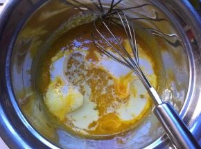 加入玉米油和纯牛奶搅拌均匀