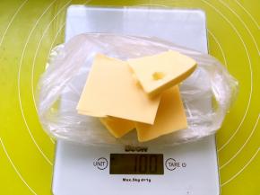 用中号保鲜袋装入软化的黄油