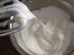 打发至拉起打蛋头有弯勾状态就可以了