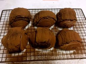 之后过筛适量的可可粉，美味的脏脏包就做好啦