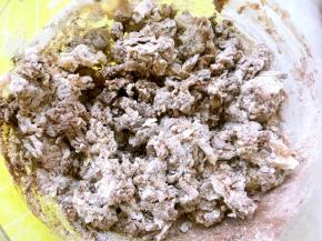 加入牛奶，用筷子活成棉絮状