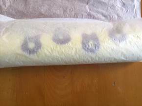 趁温热用油纸卷起，定型半小时