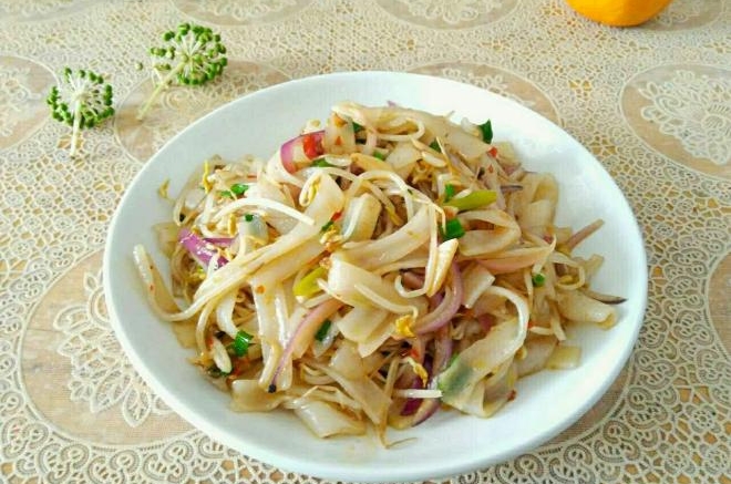 绿豆芽炒河粉