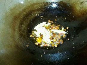 放蒜片和大葱
