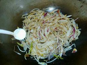 放少许盐翻炒均匀