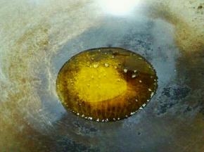 起锅倒适量的菜籽油