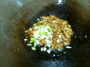 翻炒均匀后放葱蒜