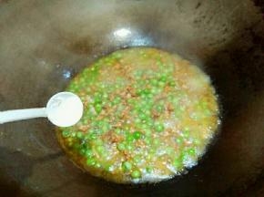 水烧开后放少许盐
