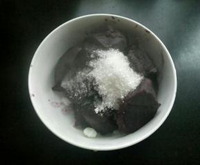 紫薯蒸熟，趁热放白糖，用饭勺压成泥。