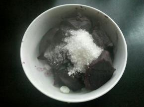紫薯蒸熟，趁热放白糖，用饭勺压成泥。