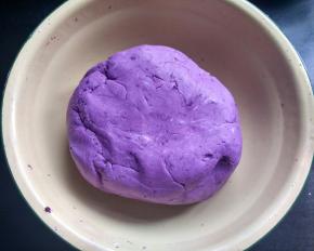 将糯米粉，面粉，紫薯泥，和成光滑的团。