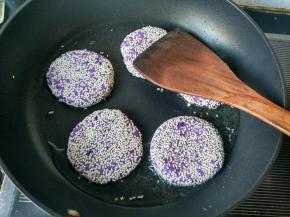 锅内放油，将做好的芝麻紫薯饼放入锅中，小火煎。