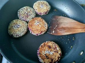 一面煎黄，翻一面再煎。