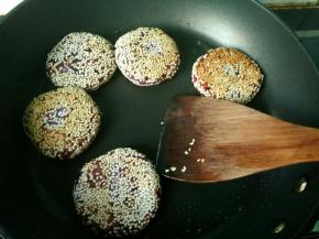 两面煎黄，熟了，可以出锅了。