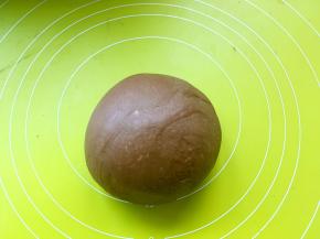 大约推揉15分钟左右，面团筋度增大，面团变得光滑