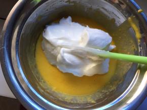 剩余蛋白分一半到蛋白盆中搅拌均匀