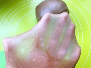 切一小块面团下来，用手慢慢可以撑出手套膜，有破裂没关系
