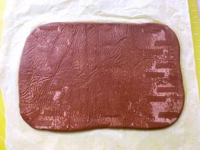 冰箱取出可可面片，撕掉油纸，室温回温至面团变软一点，如果面片有点小，可以再擀大一点，能够包裹上黄油即可