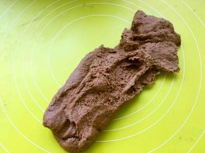 之后倒在揉面垫上，用手掌用力向前推揉，之后再收回来，就像洗衣服一样