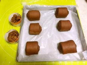 发酵好的面团明显变大，裁掉的边角可以装入纸杯，不浪费