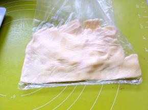 用手一点点将两个角挤满黄油，有空气可以一点点排出去